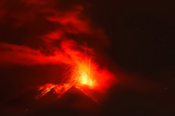 Tungurahua volkan geceleri - Fotoğraf, Görsel