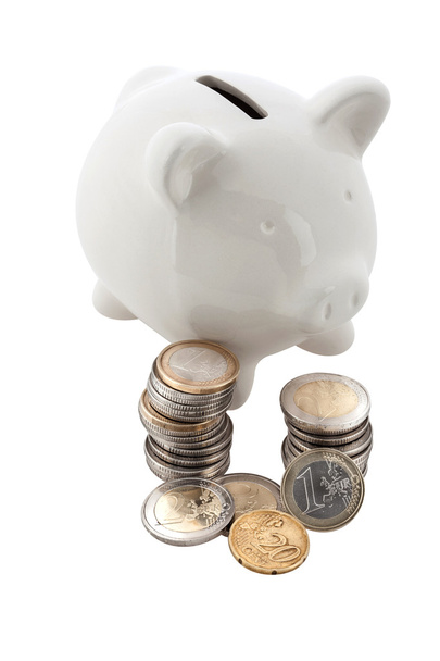 Piggy banken en euromunten in rij - Foto, afbeelding
