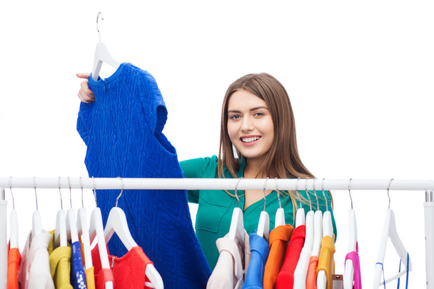 mujer feliz eligiendo ropa en el armario de casa
 - Foto, Imagen