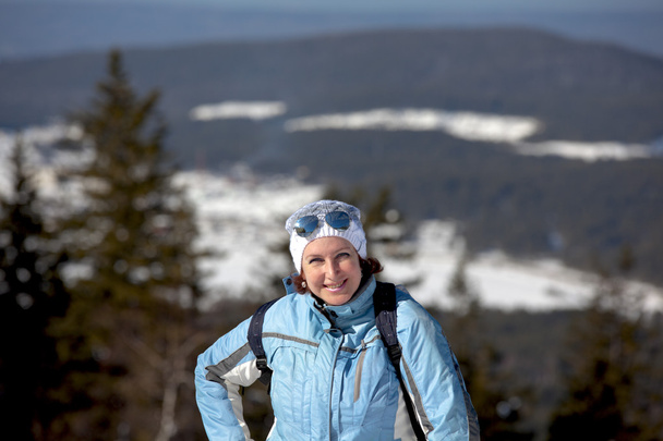 スキー リゾート「白い山」のトラックに笑顔の女性。ニジニ ・ タギル。ロシア. - 写真・画像