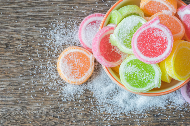 Желе сладкие, ароматные фрукты, конфеты десерт красочные в керамический лук
 - Фото, изображение