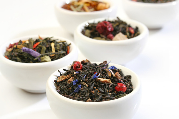 Varie ciotole di miscele di foglie di tè premiun
 - Foto, immagini