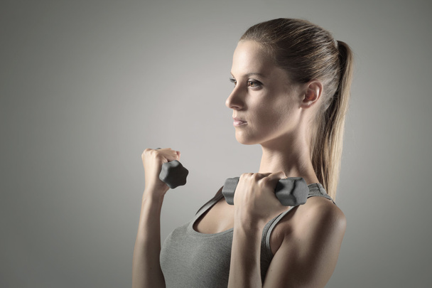 Woman lifting weights - 写真・画像