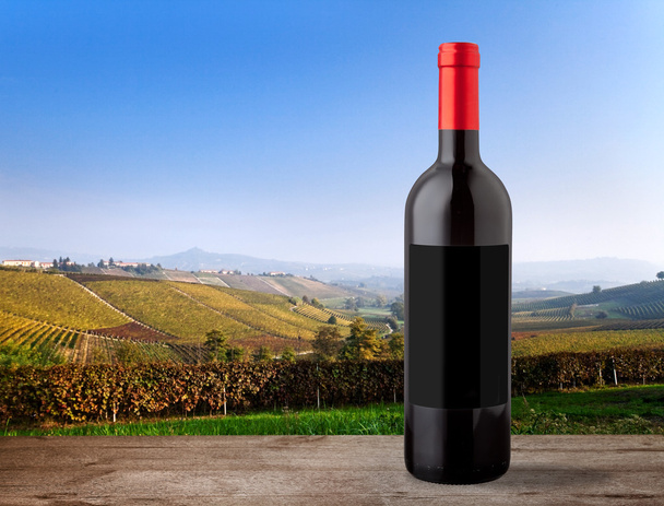 Бутылка вина на виноградниках
 - Фото, изображение