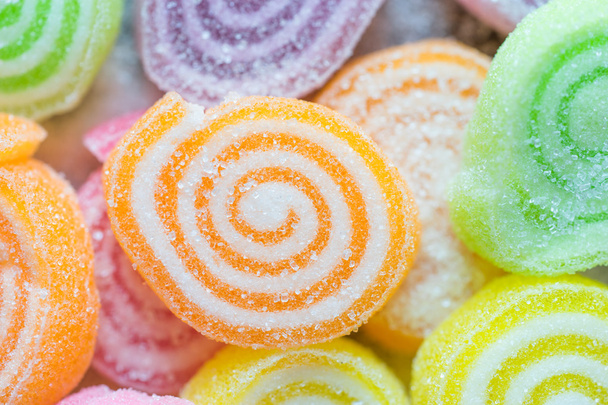 Zselé édes, ízletes gyümölcs, cukorkás desszert színes cukorral. - Fotó, kép