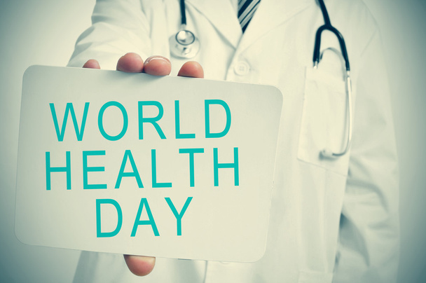 lekarz pokazuje szyld z tekstu Światowy dzień zdrowia - Zdjęcie, obraz