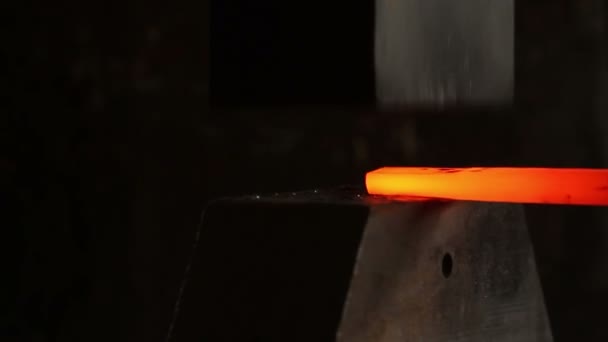 Kucie gorący metal w kuźni - Materiał filmowy, wideo