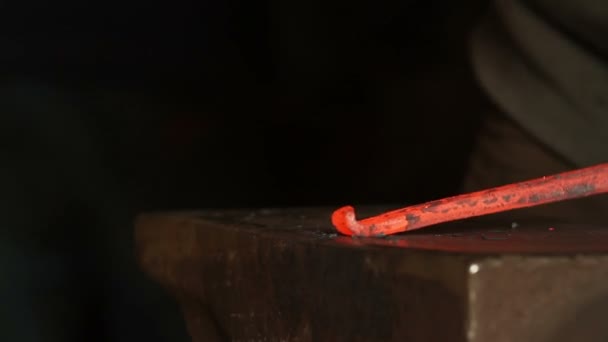 Кування гарячого металу в коморі
 - Кадри, відео
