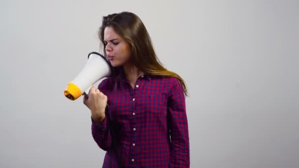 junges Mädchen benutzt Megafon vor weißer Wand - Filmmaterial, Video