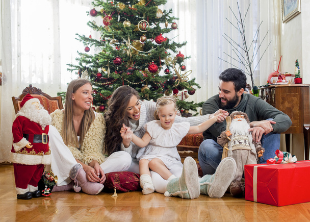 ευτυχισμένη οικογένεια μπροστά από το χριστουγεννιάτικο δέντρο - Φωτογραφία, εικόνα