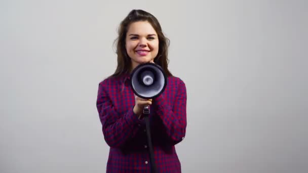 jeune fille utiliser mégaphone à la caméra devant le mur blanc
 - Séquence, vidéo