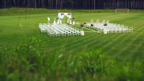 Svatební Set se ve fotbalové hřiště. Venkovní svatební obřad. Svatební uličky dekor - Záběry, video