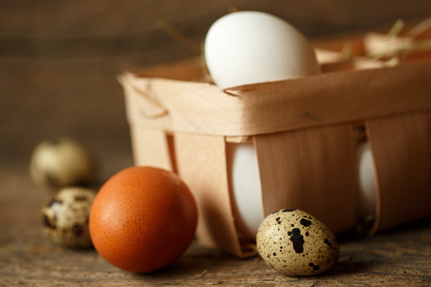 Kurczaka i przepiórczych jaj na drewnianym tle rustykalnym - Zdjęcie, obraz