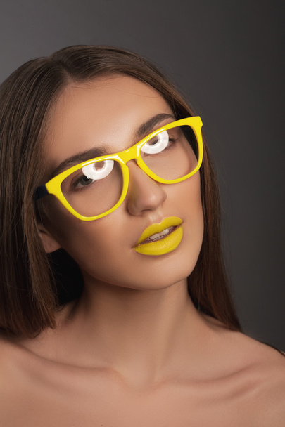 Beauté femme visage portrait avec lèvres jaunes et lunettes jaunes
 - Photo, image