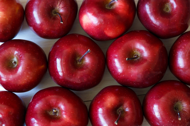 Червоні смачні стиглі яблука
 - Фото, зображення