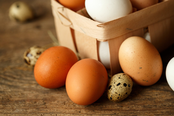 Csirke és fürj tojás a rusztikus fa háttér - Fotó, kép