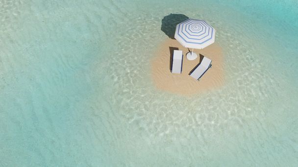 傘が透明な水に囲まれた島 - 写真・画像