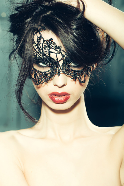 Sensual woman in mask - Foto, afbeelding