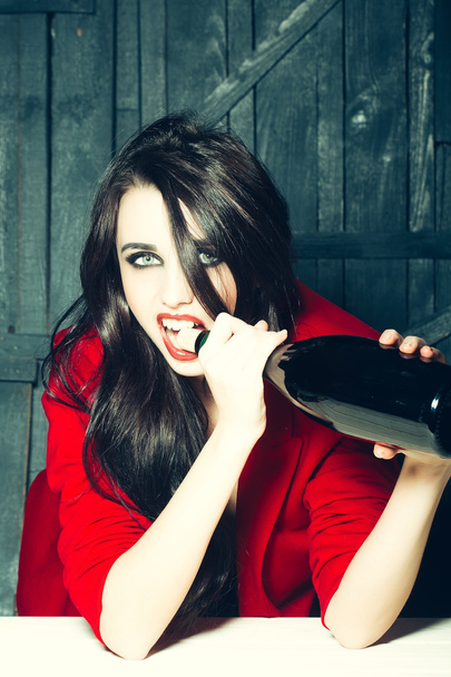 Woman opening wine bottle - Foto, Imagem