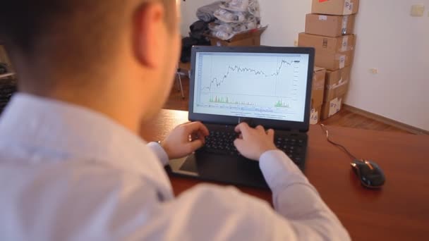 молодий бізнесмен дивиться на масштаби свого заробітку на ноутбуці
 - Кадри, відео