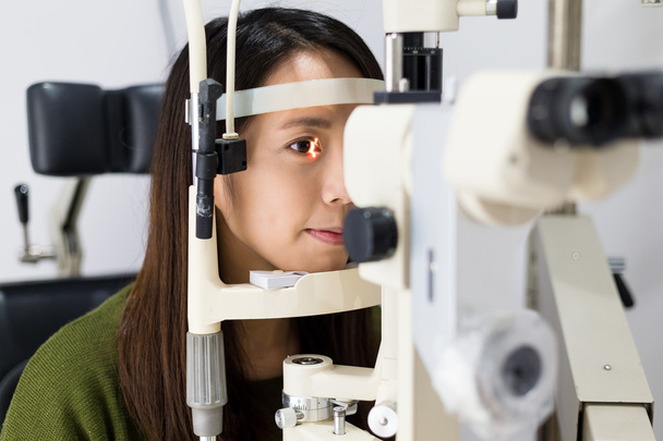 Femme vérifiant la vision à la clinique des yeux
 - Photo, image