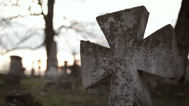 altes Kreuz auf altem Friedhof - Filmmaterial, Video