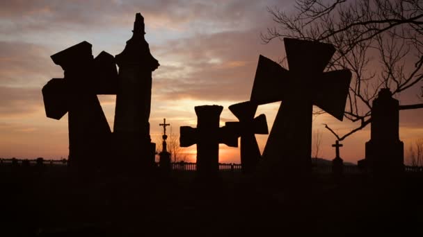 Starý hřbitov s starověkých křížů - Záběry, video