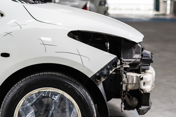 Automatické opravy série tělo: bílé auto bez světla - Fotografie, Obrázek