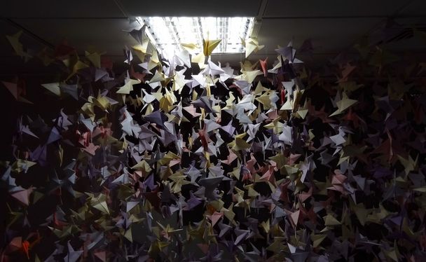 光ランプの下で天井文字列でカラフルな折り紙クレーン - 写真・画像