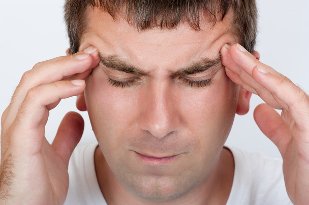 Porträt eines Mannes mit Kopfschmerzen - Foto, Bild