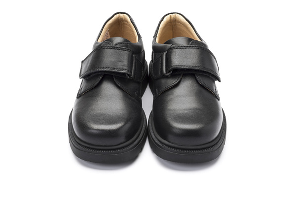 Chaussure d'école noire pour garçons sur fond blanc
 - Photo, image