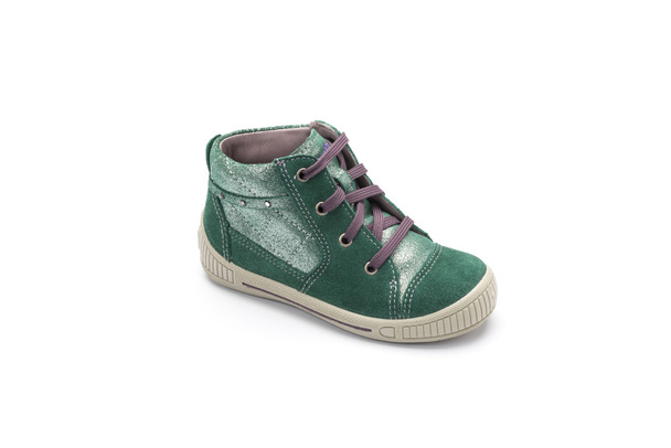 zelený šněrovací bota dětské boty na bílém pozadí - Fotografie, Obrázek