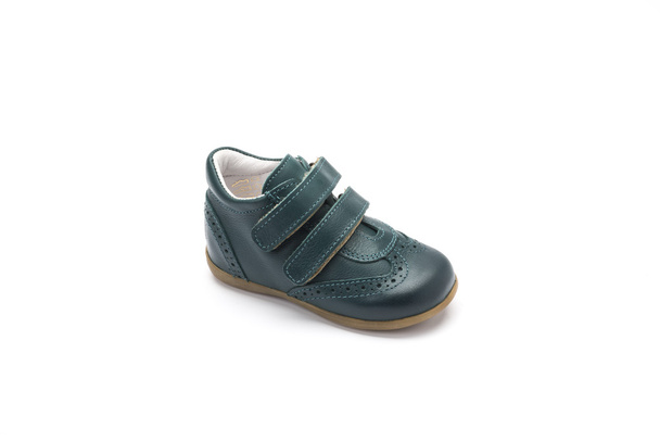 зеленый липучка ремень детской обуви на белом фоне
 - Фото, изображение