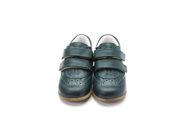zielony na rzep pasek dla dzieci buty na białym tle - Zdjęcie, obraz