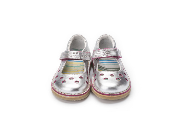 Chaussure enfant en cuir argenté sur fond blanc
 - Photo, image
