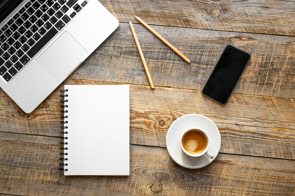 Kahve fincanı, laptop, ahşap masa telefonu ile çalışma yer - Fotoğraf, Görsel