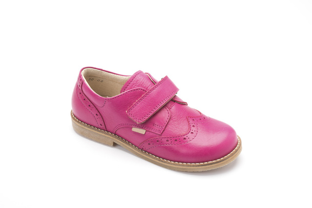 rózsaszín bőr szíj gyermek cipő fehér alapon - Fotó, kép