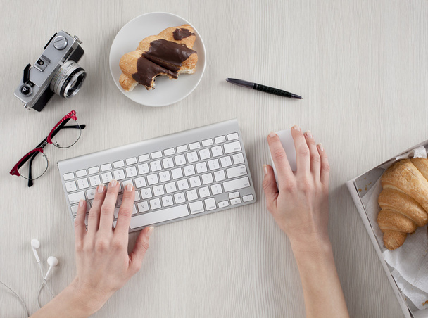woman hands typing on keyboard - Фото, изображение