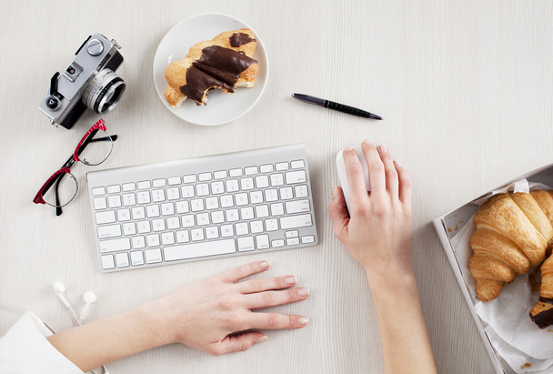 woman hands typing on keyboard - Фото, изображение