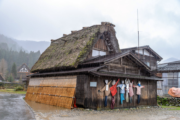 日本の歴史的な村で白川郷 (白川郷)、日本での壁に面白い案山子 - 写真・画像