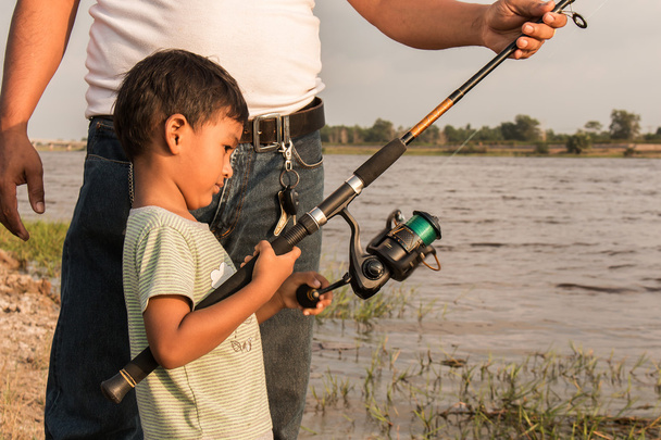 сын и папа рыбачат на реке
  - Фото, изображение