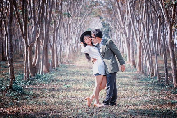 Ásia casal abraçando na natureza
 - Foto, Imagem