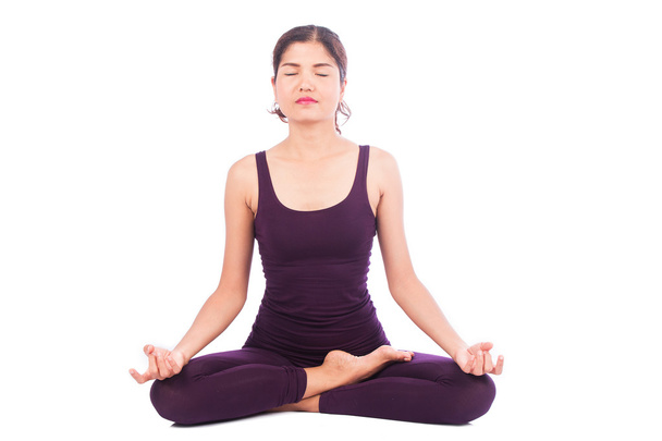 Jonge vrouw die yoga beoefent - Foto, afbeelding