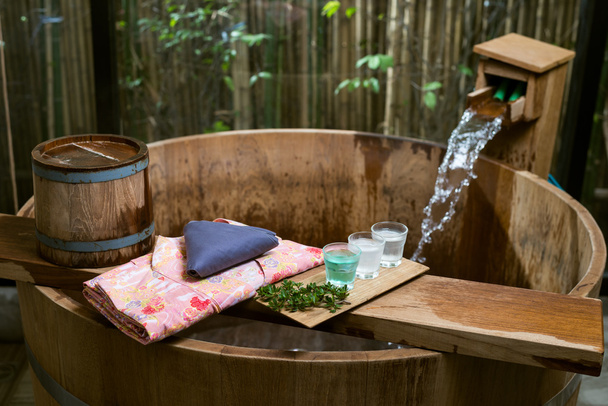 Onsen série: banheira de madeira com yukata rosa
 - Foto, Imagem