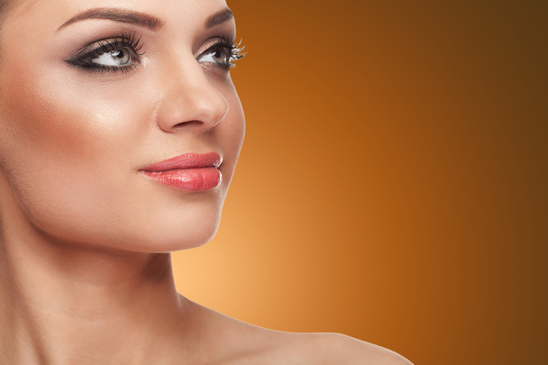 Улыбающаяся женщина с идеальной кожей и макияжем
 - Фото, изображение