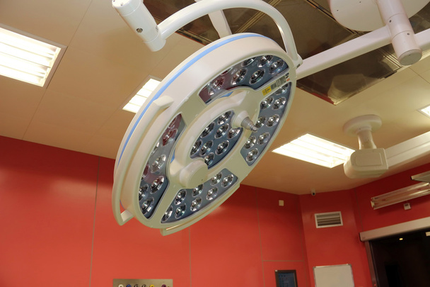 lampy chirurgiczne na sali operacyjnej - Zdjęcie, obraz