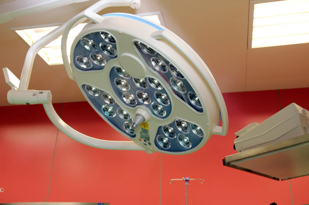 lámparas quirúrgicas en el quirófano - Foto, Imagen