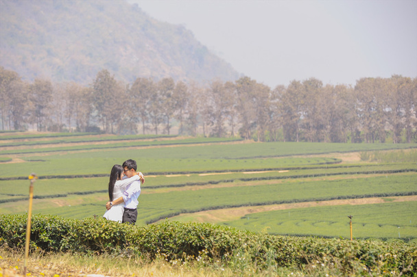 Ásia Casal abraçando na plantação de chá
 - Foto, Imagem