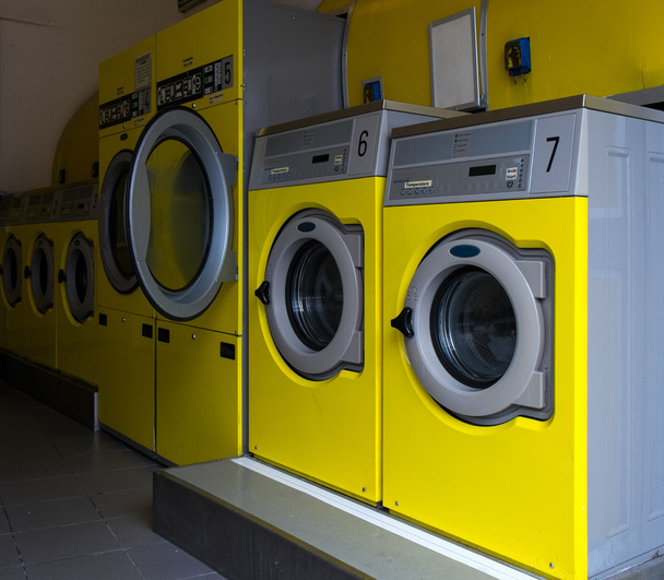 Wshing machines in a public laundromat - 写真・画像