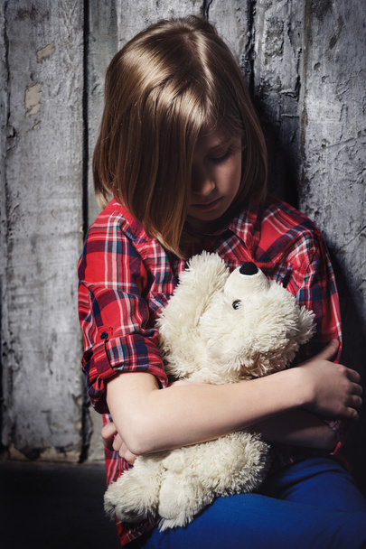 depressives Kind mit Spielzeug - Foto, Bild